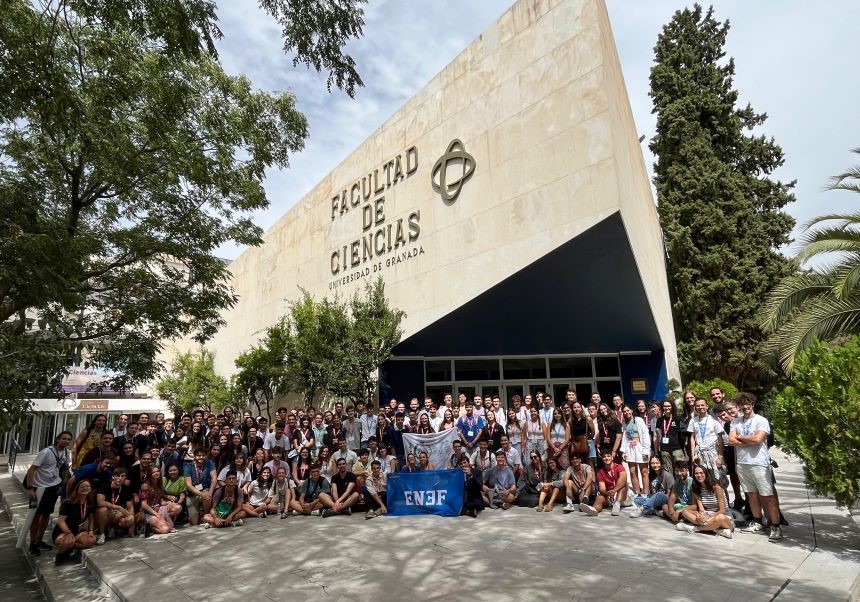 Estudiantat davant de la Facultad de Ciencias de la Universidad de Granada